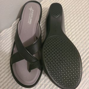 New Eastland Size 8 Black Memory foam Sandal